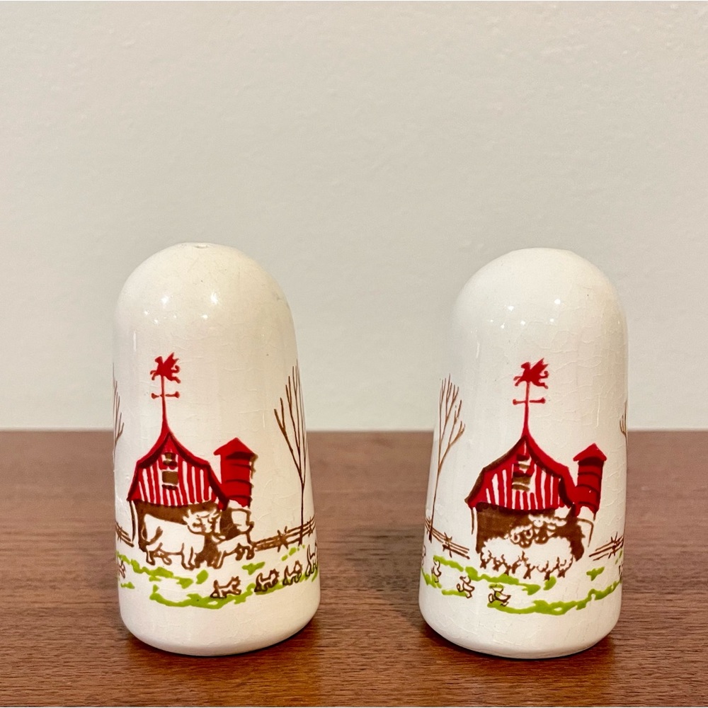 Vintage 1950s Carter Hoffman Original Friendly Farm Scene salt and pepper shaker